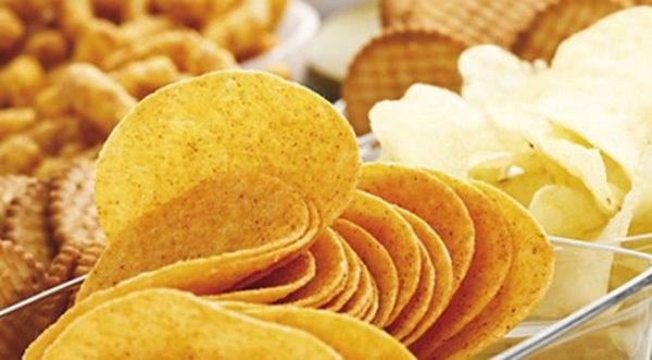 ĂN SNACK KHOAI TÂY CÓ BỊ NỔI MỤN