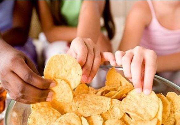 CÓ NÊN CHO TRẺ NHỎ ĂN NHIỀU SNACK RONG BIỂN?