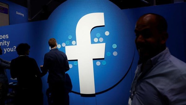 CEO Facebook bị nghi là ‘thằn lằn đội lốt người’, mưu đồ bá vương
