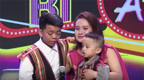 XÚC ĐỘNG CÂU CHUYỆN CÔ GÁI TRẺ CỨU 2 ĐỨA TRẺ SUÝT BỊ CHÔN SỐNG