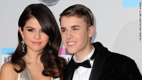 Justin Bieber và tình cũ Selena Gomez chung tay chống cúm corona