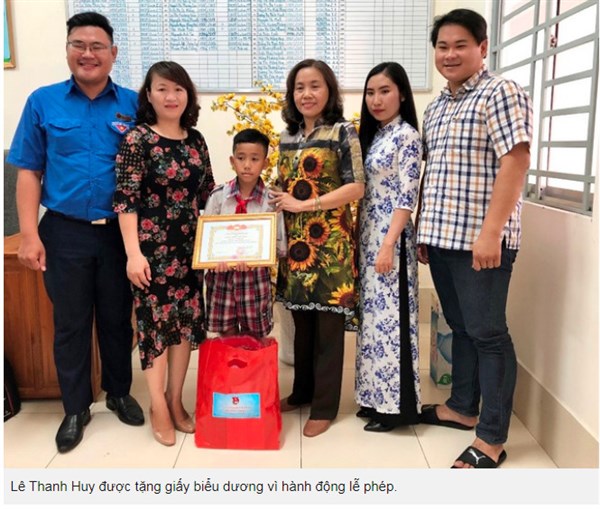 Biểu dương HS lớp 4 vòng tay cúi đầu cảm ơn 