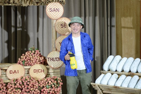 Xuân Bắc livestream "chốt đơn" 85 tấn vải, mận, bí, thơm... trong 1 giờ