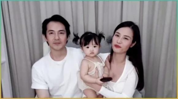 Con gái Đông Nhi phấn khích nhún nhảy theo nhạc cực đáng yêu khi nghe mẹ hát