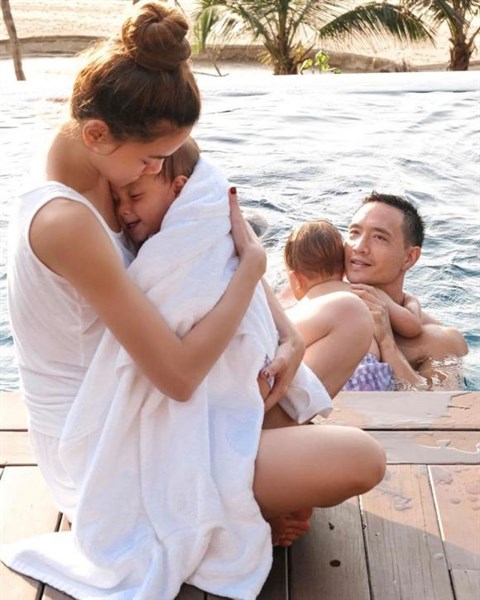 Lisa và Leon lại khiến người hâm mộ thích thú vì biểu cảm được đi bơi của mình.