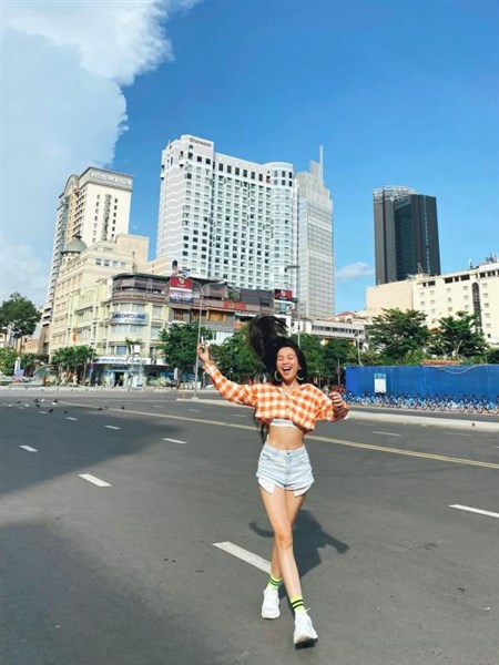 Hiền Thục hóa gái đôi mươi với gu thời trang cực 'xì tin'