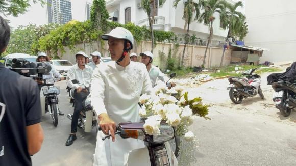 Mạc Văn Khoa lái honda đến đón dâu cực vui nhộn, bà xã đeo vàng nặng trĩu cả người