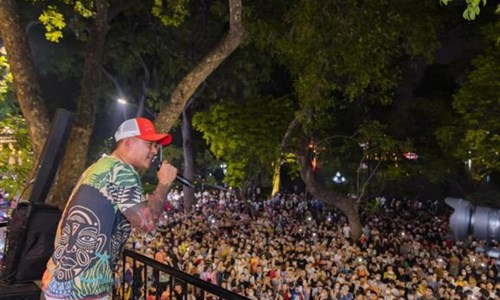 Tuấn Hưng mở show hát ngẫu hứng ở ban công nhà, thu hút lượng fan 'khủng'