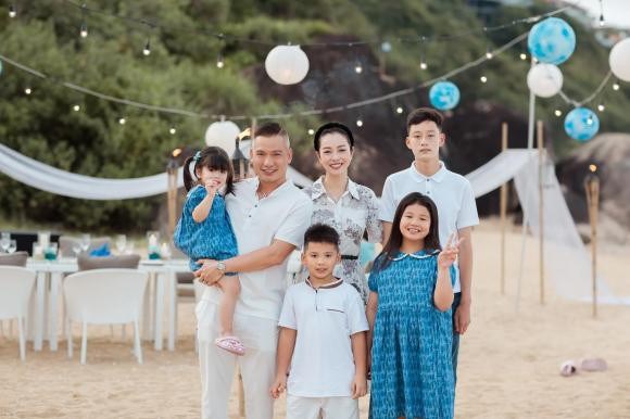 Jennifer Phạm mừng sinh nhật trên bãi biển cùng chồng và các con, Bảo Nam khác lạ vì một chi tiết