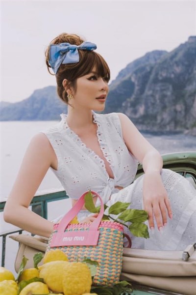 Lý Nhã Kỳ đẹp tựa công chúa bên bờ biển Positano nước Ý