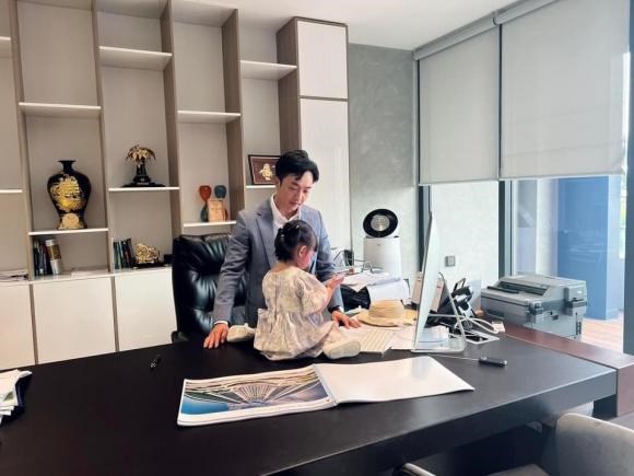 Cường Đô La cho con gái đi làm chung, nhóc tì mới nhỏ tí đã ra dáng 'chủ tịch nhí' trông cưng hết cỡ
