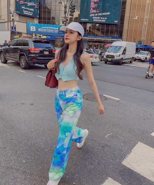 Diện trang phục nổi bần bật dạo phố, Hương Giang gây mê với vóc dáng siêu chuẩn
