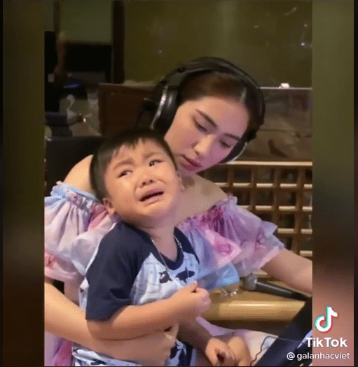 Hòa Minzy đưa con trai đi làm theo