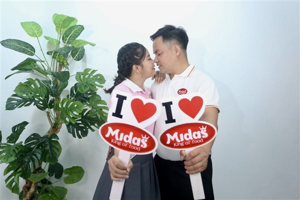 Cặp đôi bén duyên từ  MIDASS