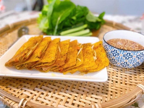 Mẹ đảm mách cách đổ bánh xèo để mấy tiếng vẫn giòn tan,