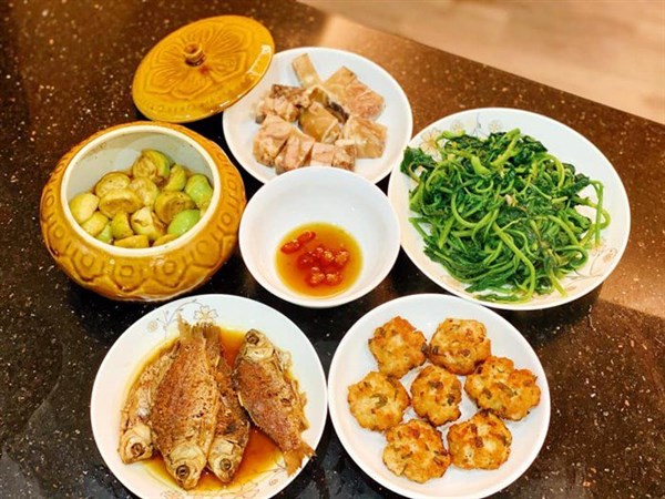 8X khoe cơm giản dị