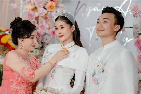 Nhà chồng đi 6 xe Jeep tới hỏi cưới Lê Âu Ngân Anh