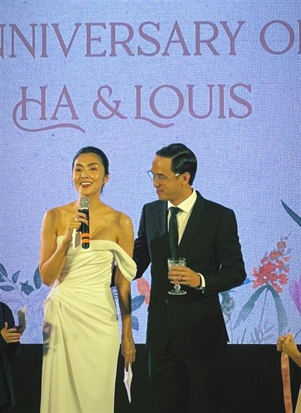 Thực đơn tiệc 10 năm ngày cưới của vợ chồng Hà Tăng