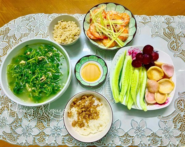 Nữ công an trại giam khoe cơm ngon 2 mẹ con khi chồng đi vắng, dân mạng ngỡ ngàng "ăn khỏe thế!"