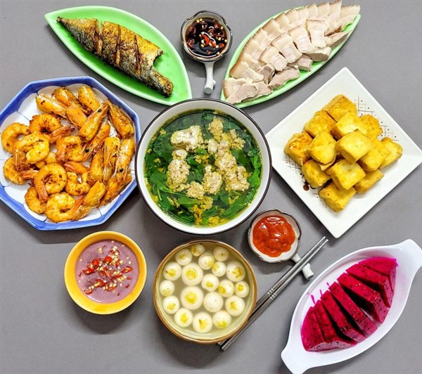 Mẹ 2 con khoe cơm 4 người đầy ắp món ngon