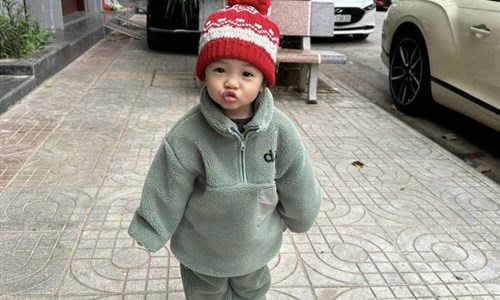 Về quê ngoại, con gái Đàm Thu Trang chẳng diện hàng hiệu, mặc đồ bình dân, giá chưa quá 2 triệu đồng