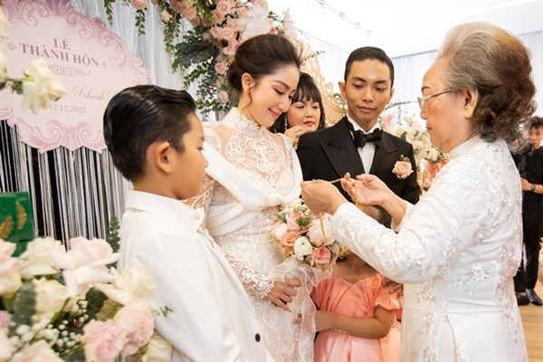 Khánh Thi bật khóc khi được nghe tuyên bố từ bà ngoại Phan Hiển